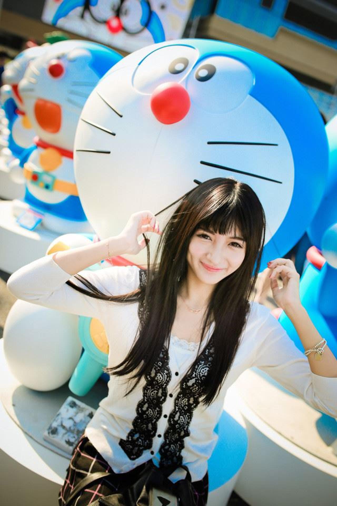 嗡嗡坐在哆啦A梦的台子上