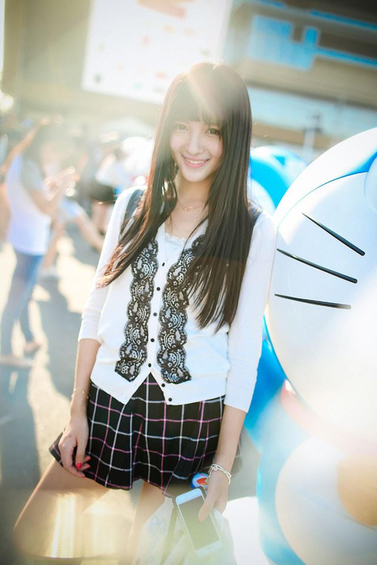 嗡嗡站在哆啦A梦旁