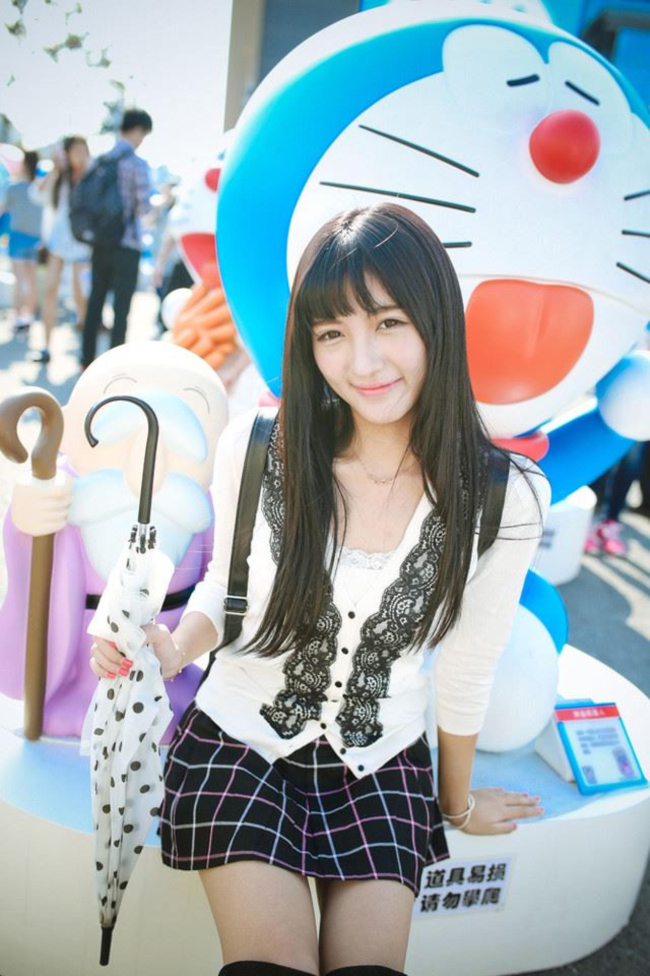 嗡嗡握着伞把坐在哆啦A梦的台子上