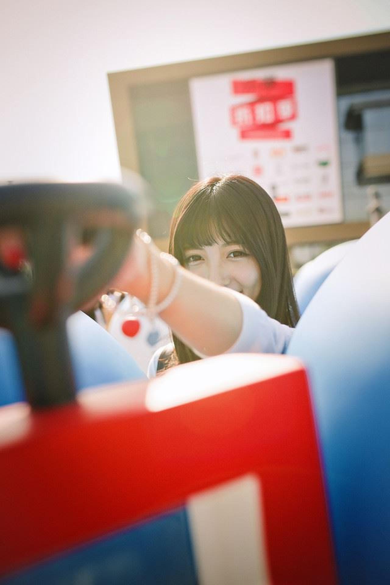 嗡嗡在两只哆啦A梦中间身后