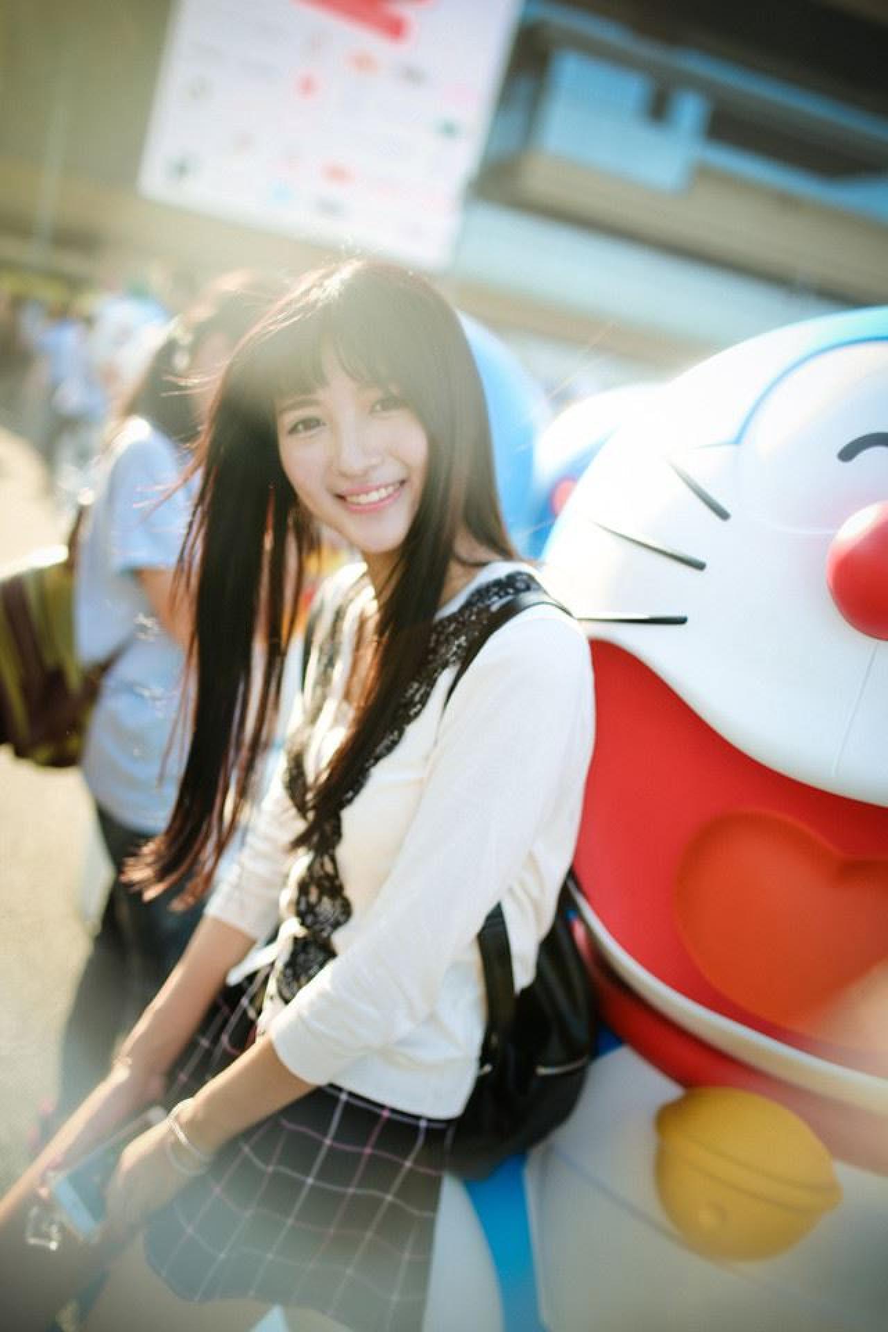 嗡嗡轻轻靠在咧嘴大笑的哆啦A梦身上