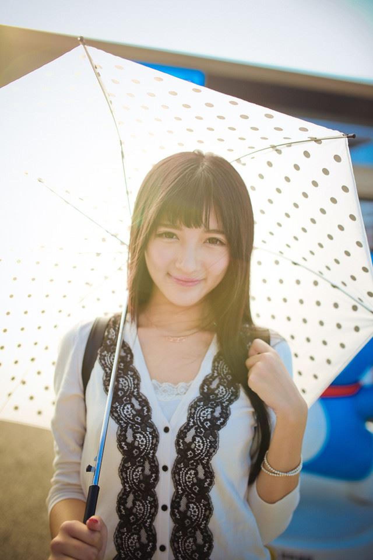 嗡嗡撑着伞正面照