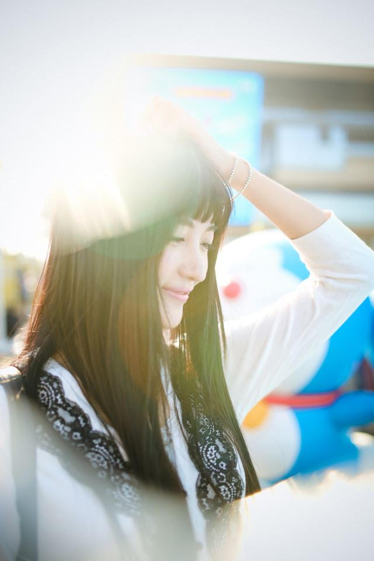 嗡嗡右手贴在头发上，日光倾泻而下