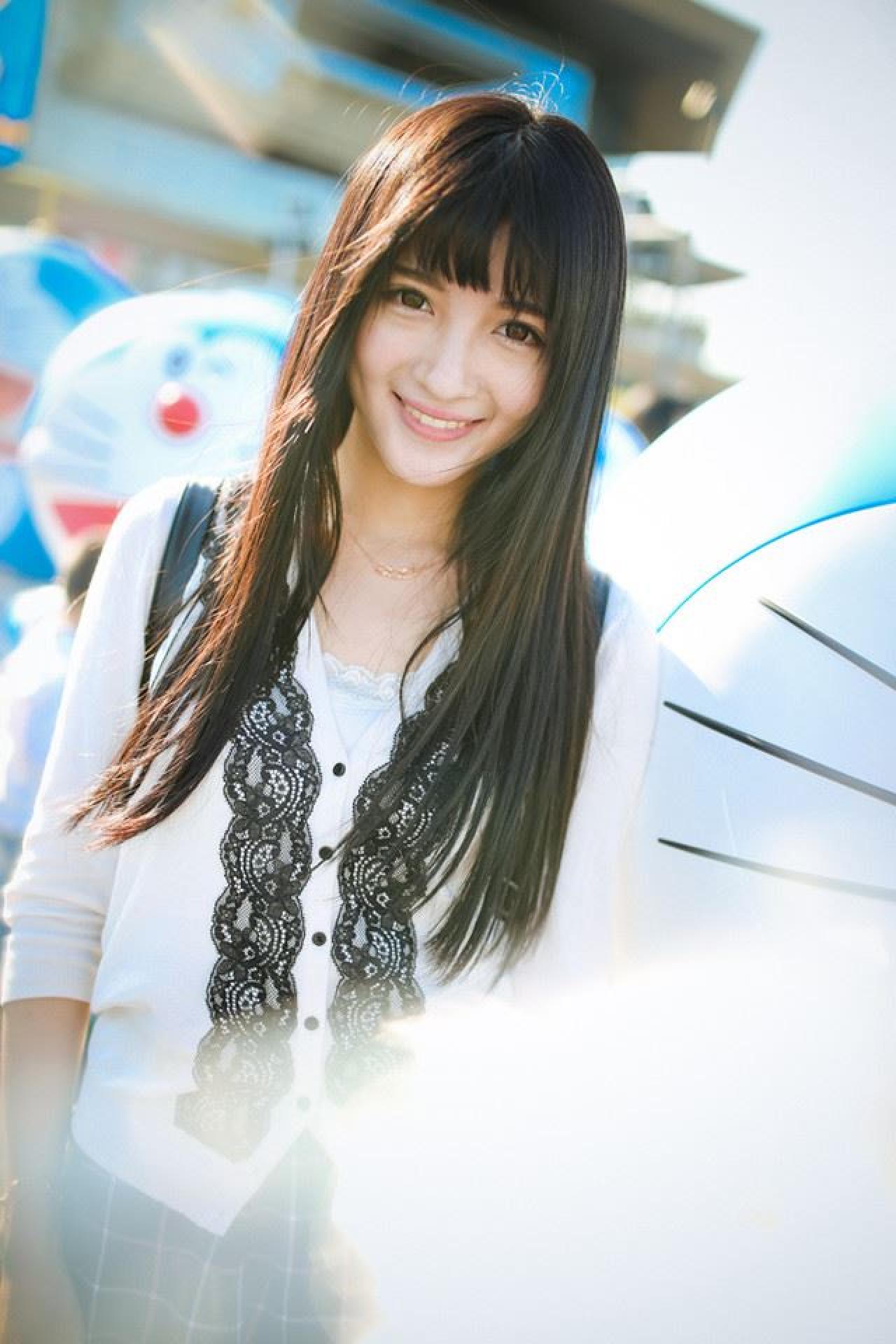 嗡嗡站在哆啦A梦旁