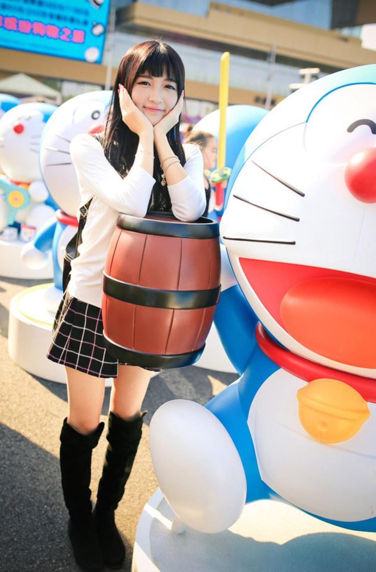 嗡嗡双手撑着脸扒在哆啦A梦的道具上