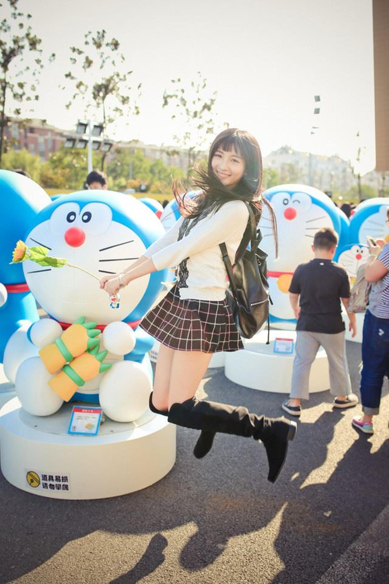 嗡嗡拿着一束鲜花从地上跃起的瞬间