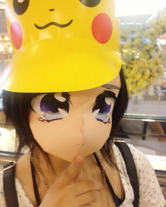 戴着2.5次元面具和皮卡丘帽子的萌妹
