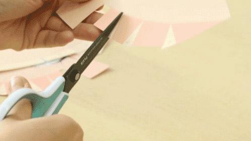 2.5次面具制作第二步：剪开折痕