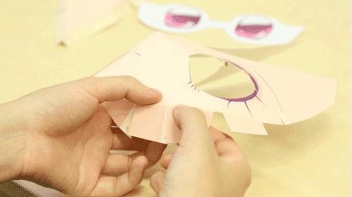 2.5次面具制作第五步：沿着折痕粘贴