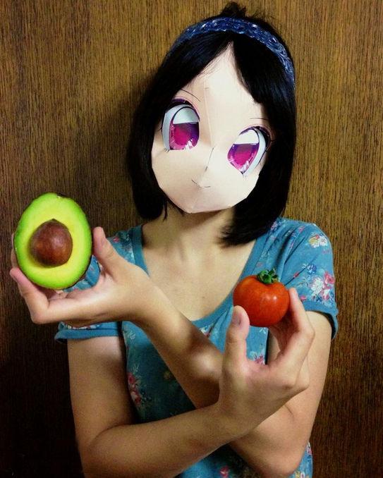 戴着Cheerful2.5次元面具拿着水果的萌妹