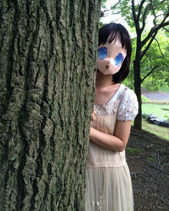 戴着Lolita2.5次元面具的藏在树后，探出脑袋的萌妹