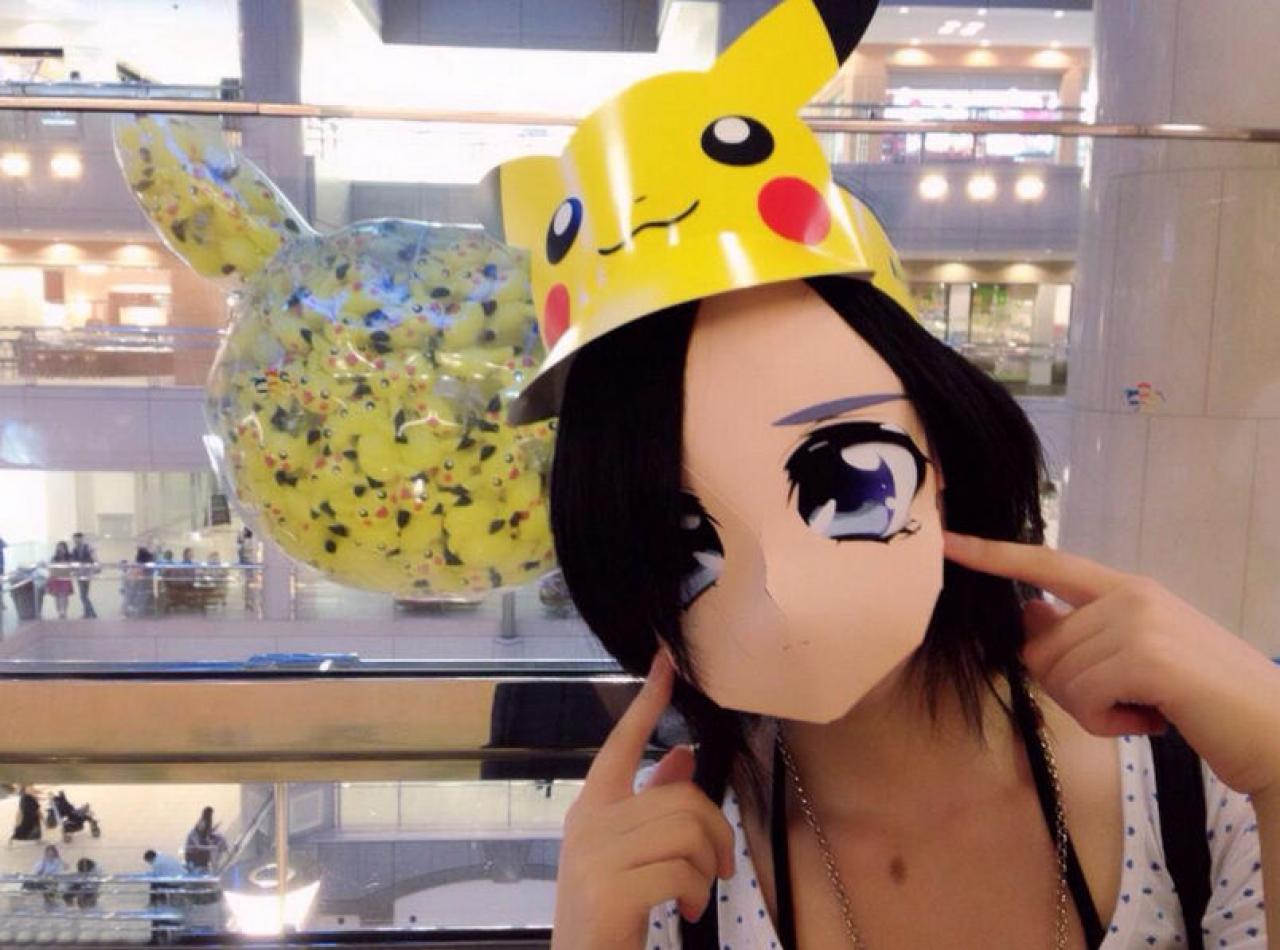 戴着Timidity2.5次元面具和皮卡丘头饰的萌妹