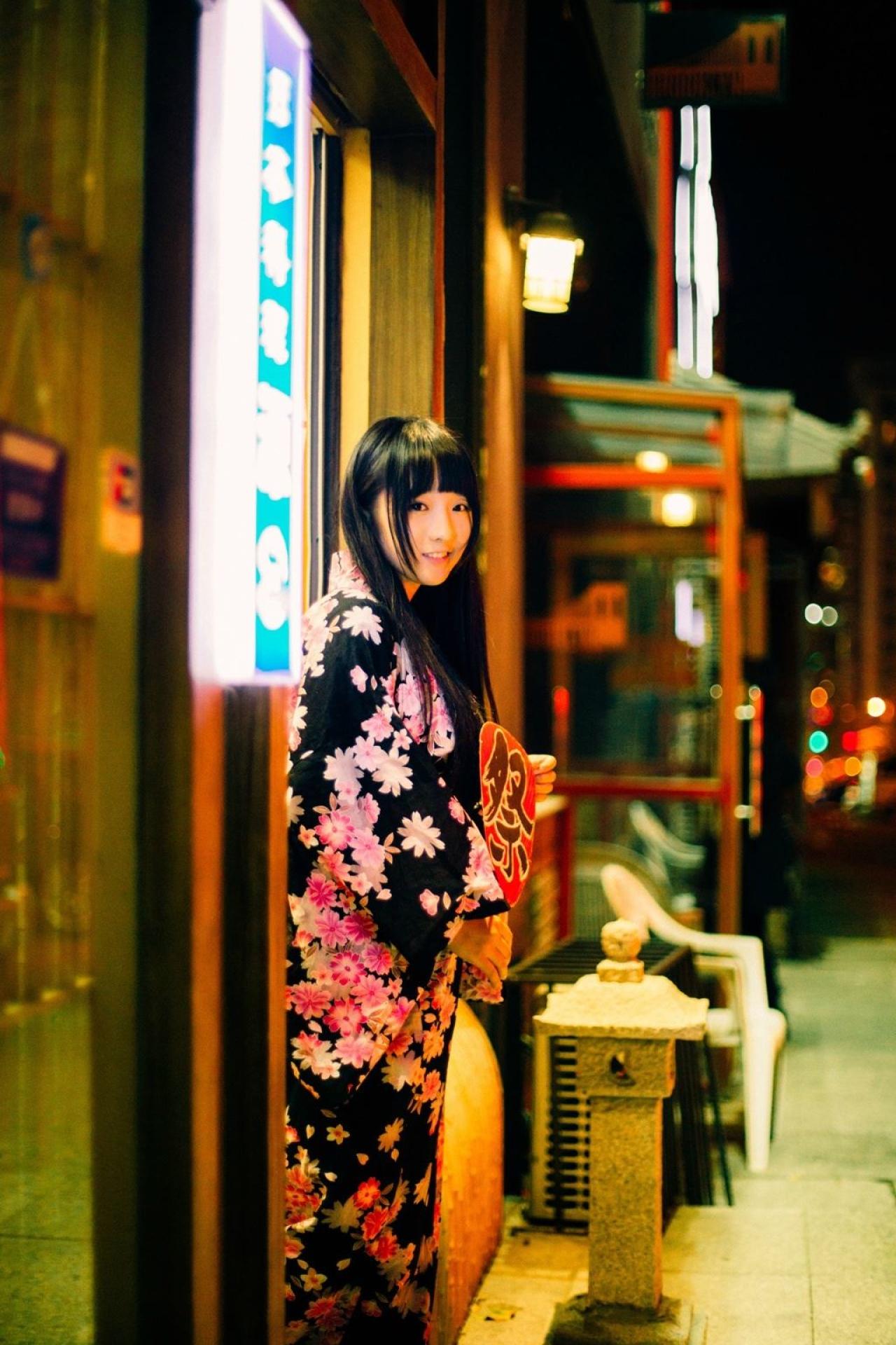 小陆离穿着浴衣拿着扇子站在门口侧面照