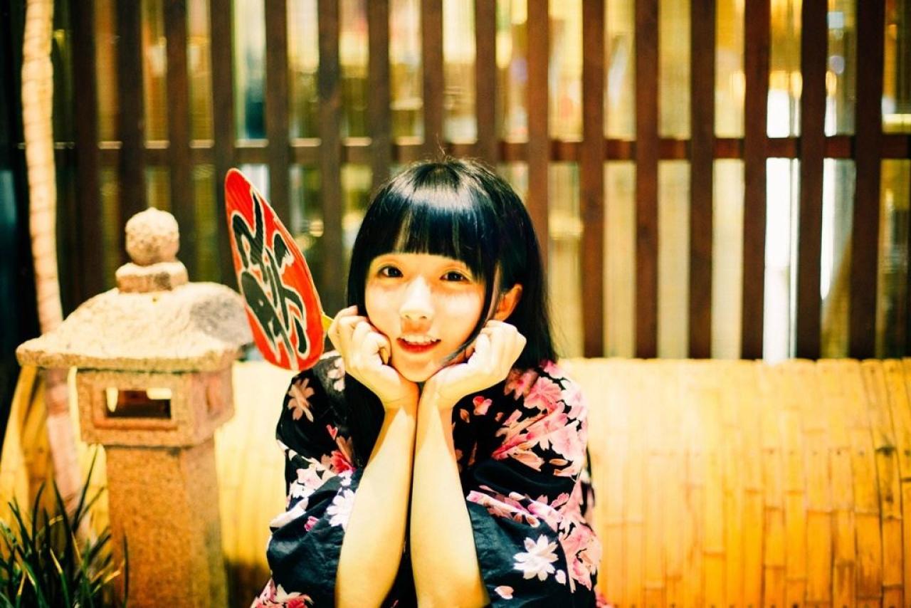 小陆离坐着双手捧着脸