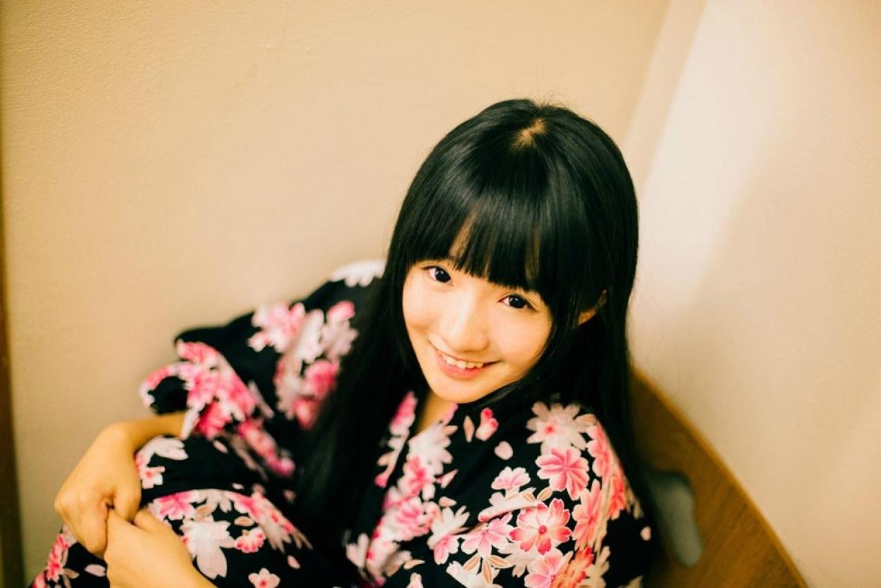 小陆离抱着膝盖坐在凳子上