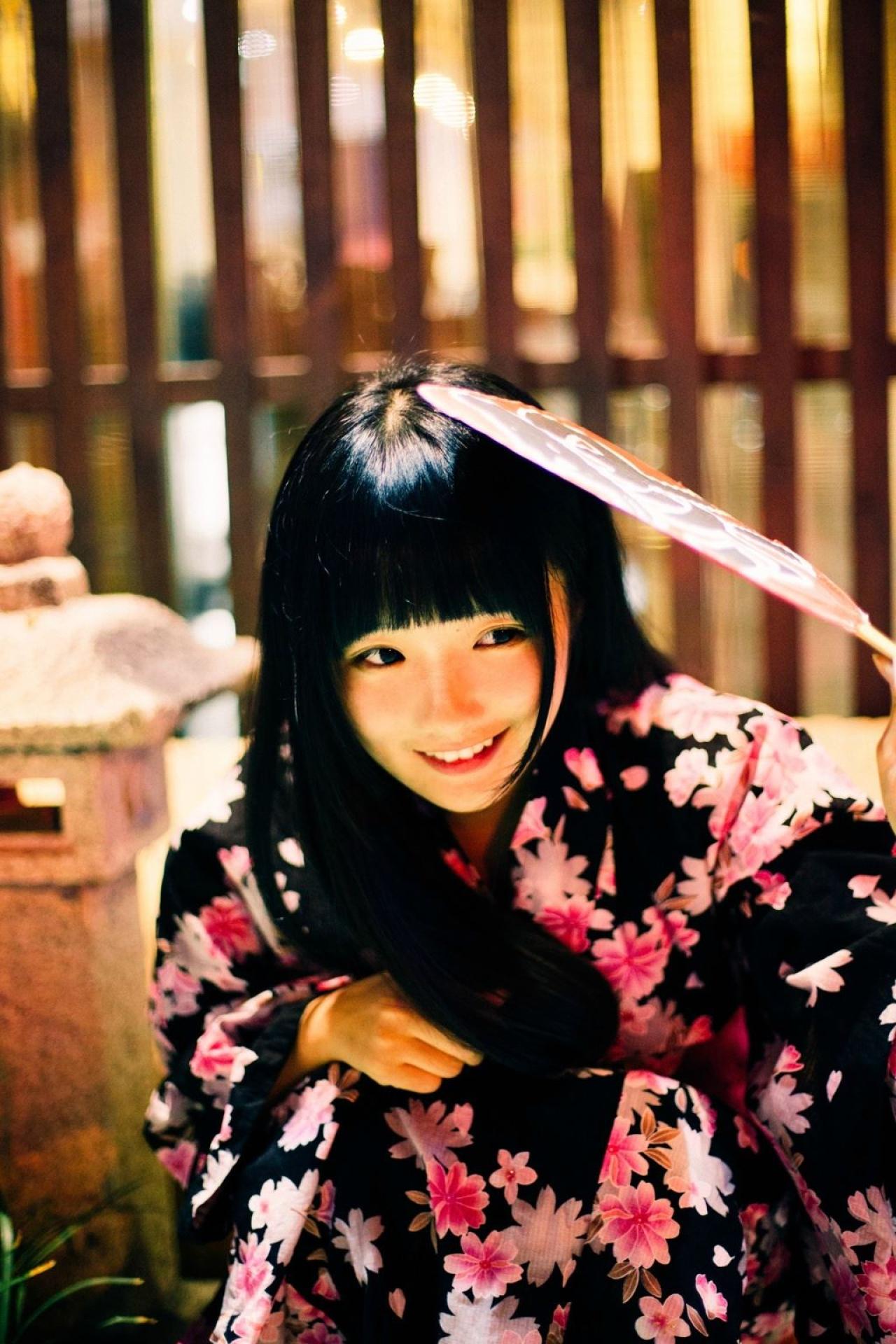 小陆离穿着浴衣蹲着用扇子遮挡灯光