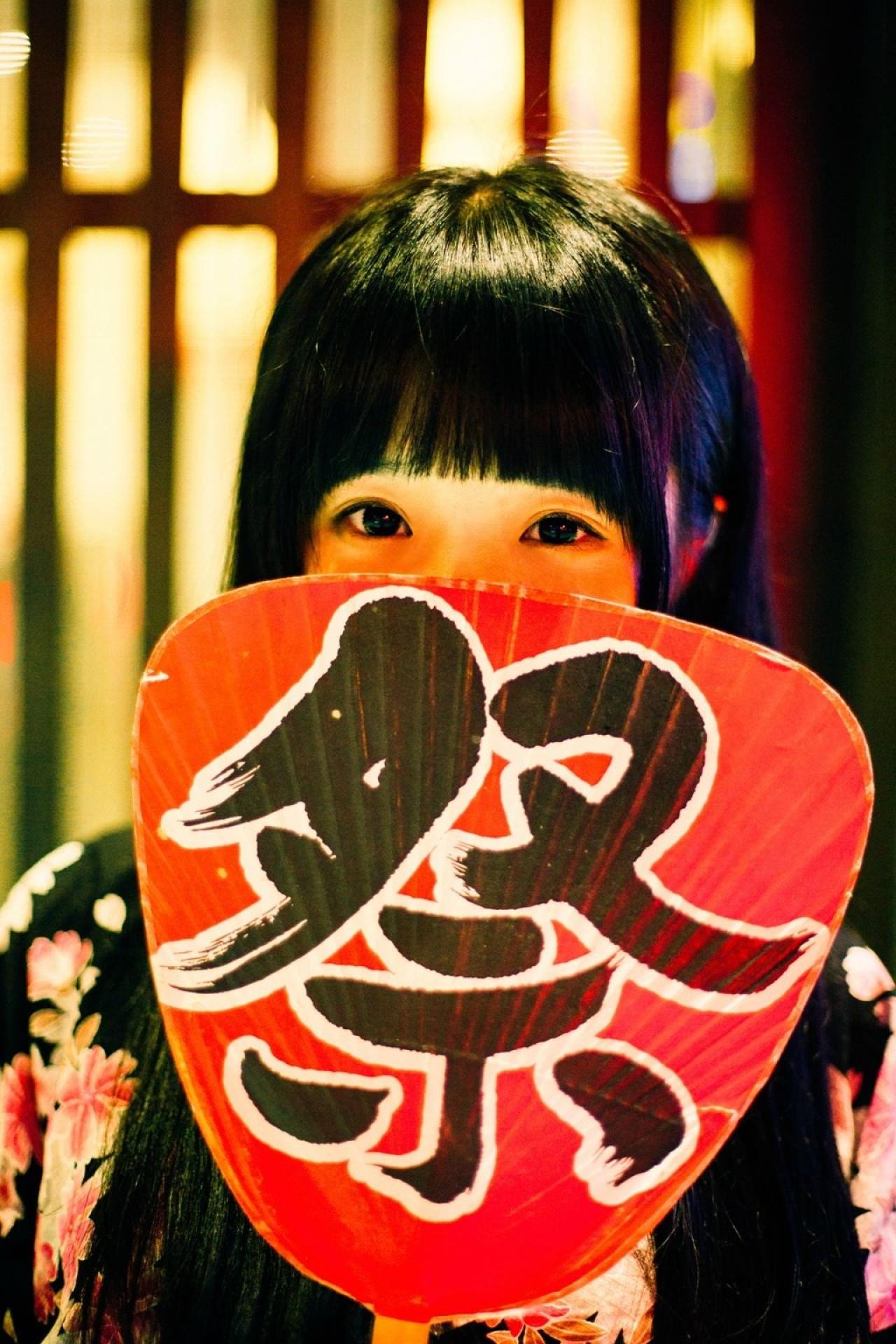 小陆离用扇子遮住半边脸，只露出眼睛