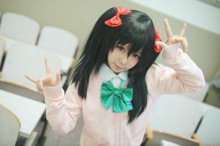 阿琴扮演矢泽妮可在教室过道作ILOVEYOU手势