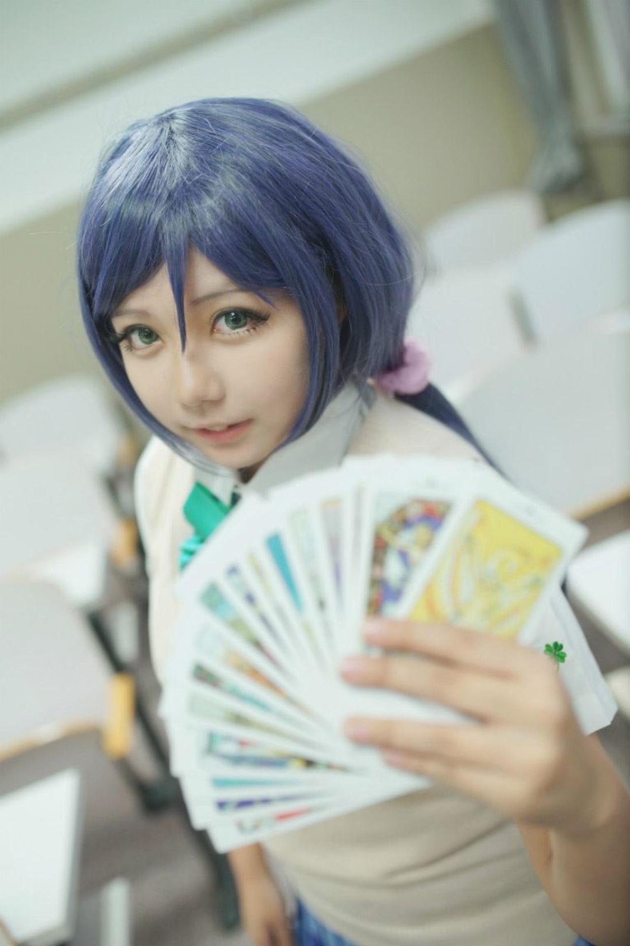 慕斯扮演东条希左手拿着一副展开的塔罗牌