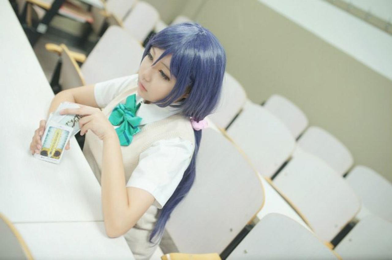 慕斯扮演东条希洗牌的时候，略微失神