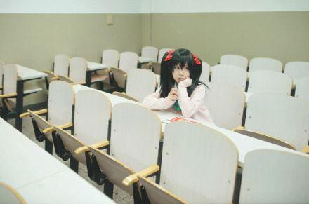 阿琴扮演矢泽妮可手撑着脸扒在桌子上