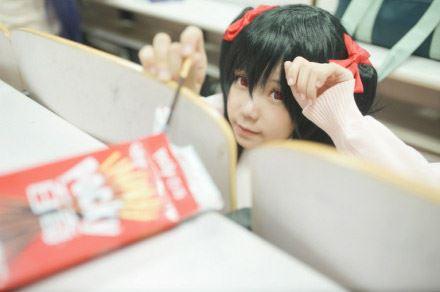 阿琴扮演矢泽妮可转过身扒在凳子上，拿着铅笔