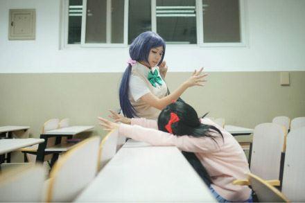 一掌命中，慕斯扮演东条希惊醒，双手伸出