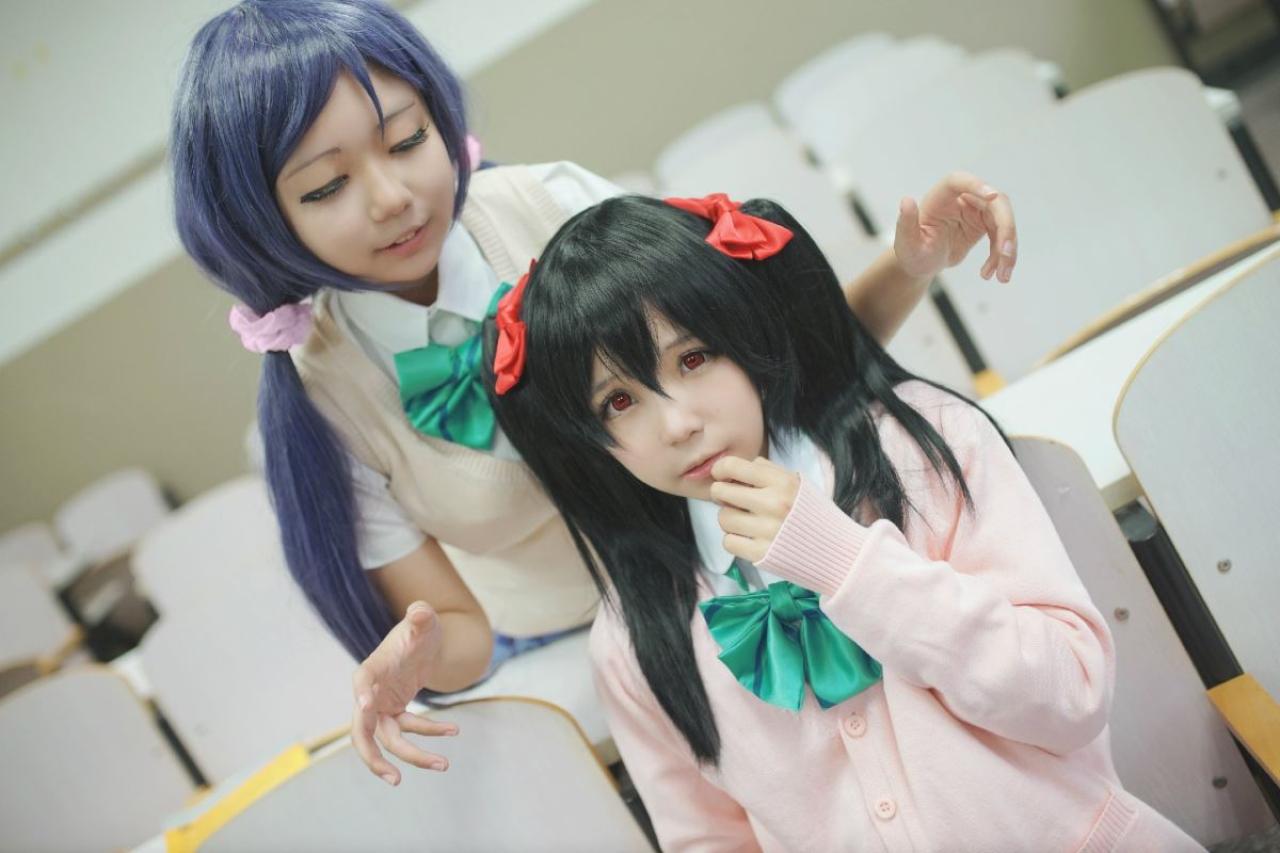 慕斯扮演东条希安慰着阿琴扮演的矢泽妮可