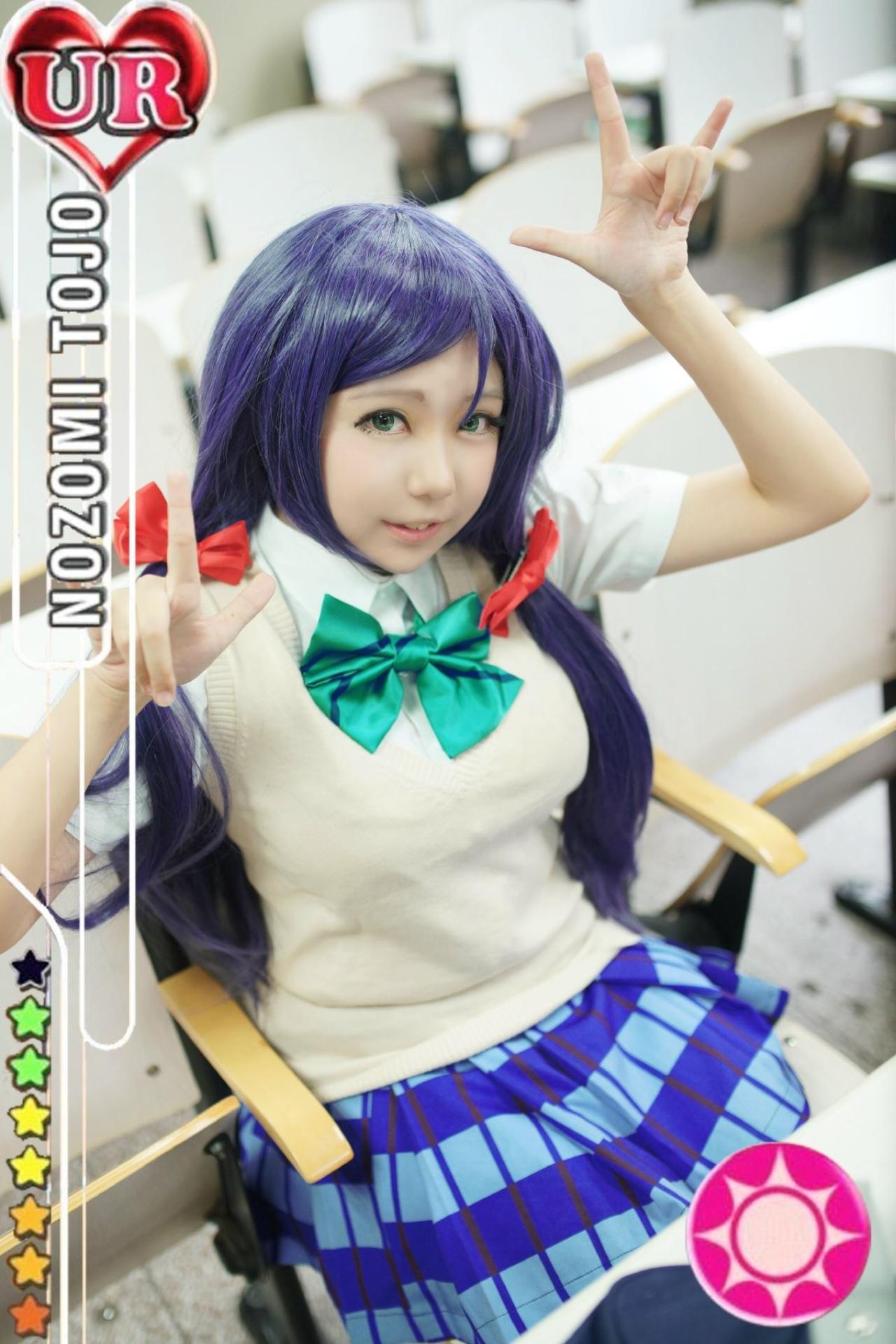 慕斯扮演东条希双手作ILOVEYOU手势UR真人卡牌照