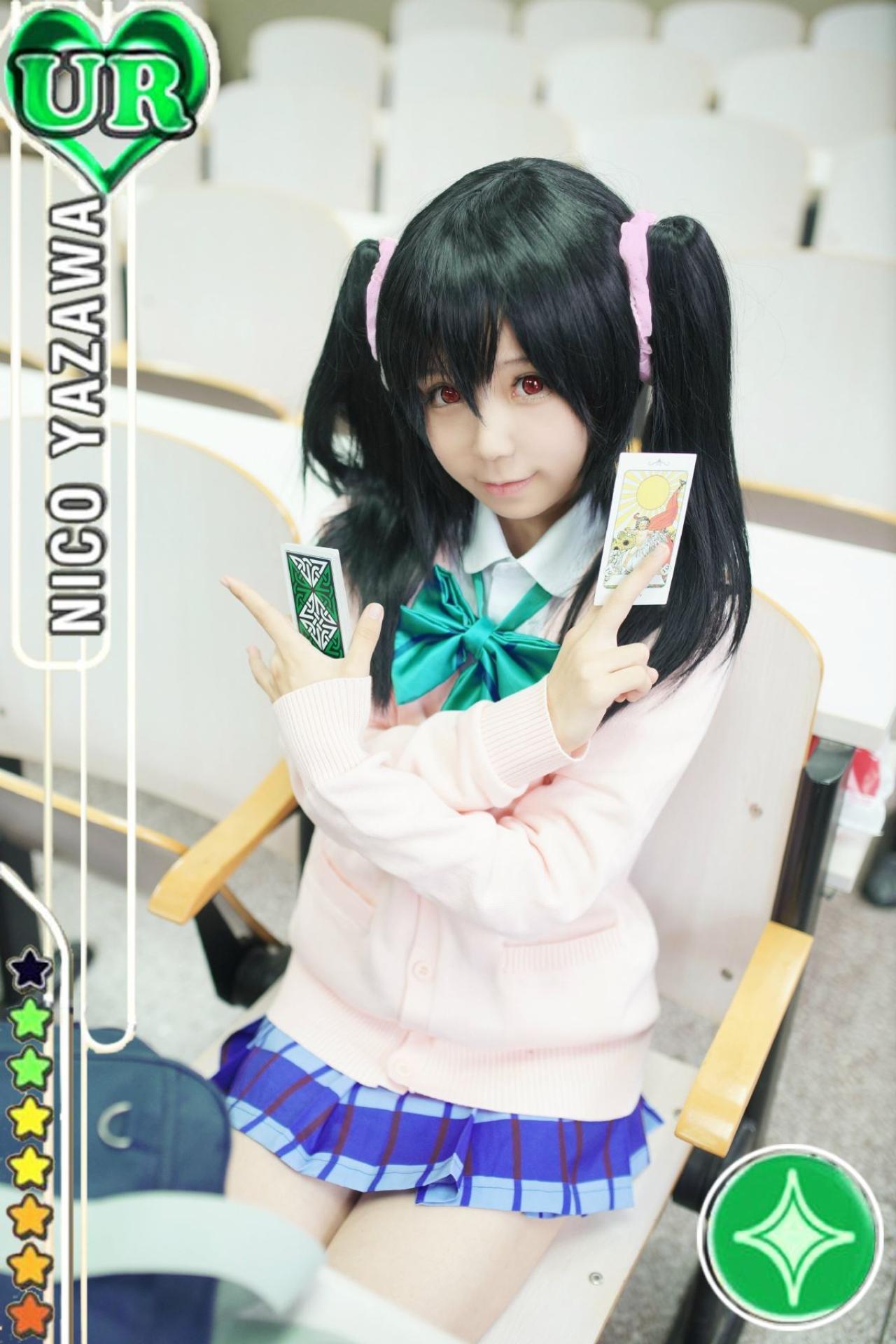 阿琴扮演矢泽妮可双手胸前交叉，各拿着塔罗牌的UR真人卡牌照