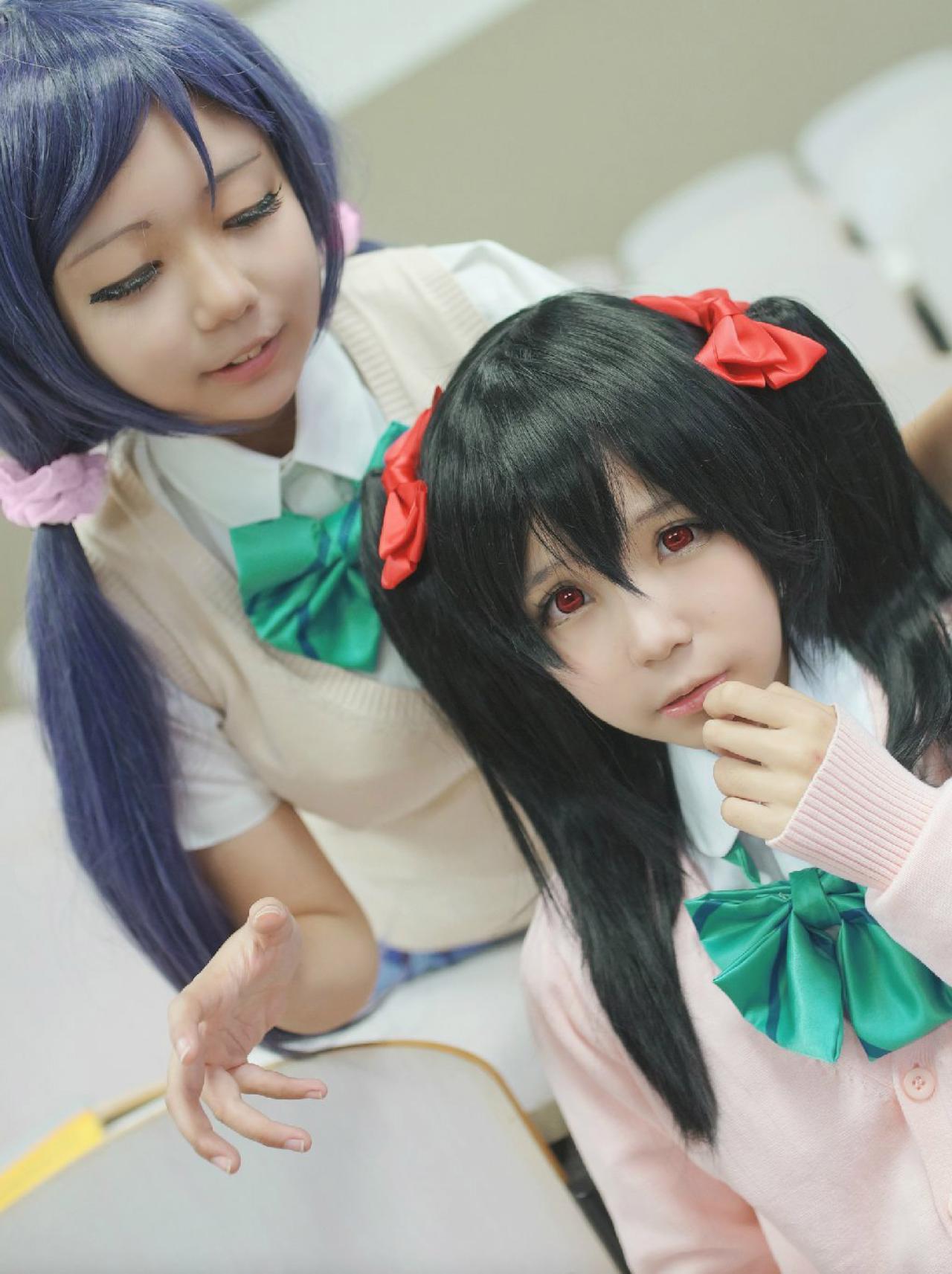 慕斯扮演东条希站在阿琴扮演矢泽妮可身后