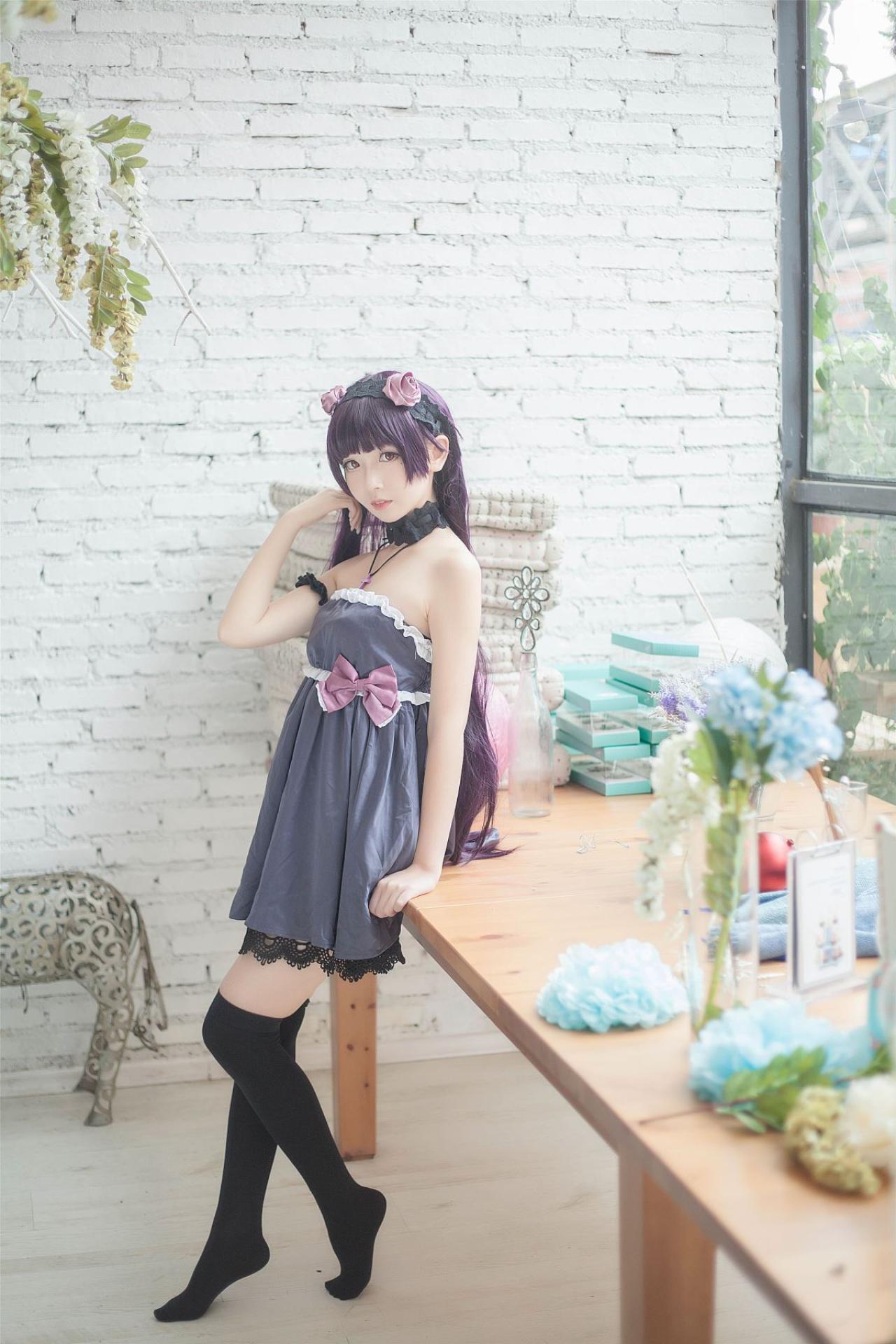 小圆脸雪雪扮演黑猫靠在窗前的桌子上侧面照