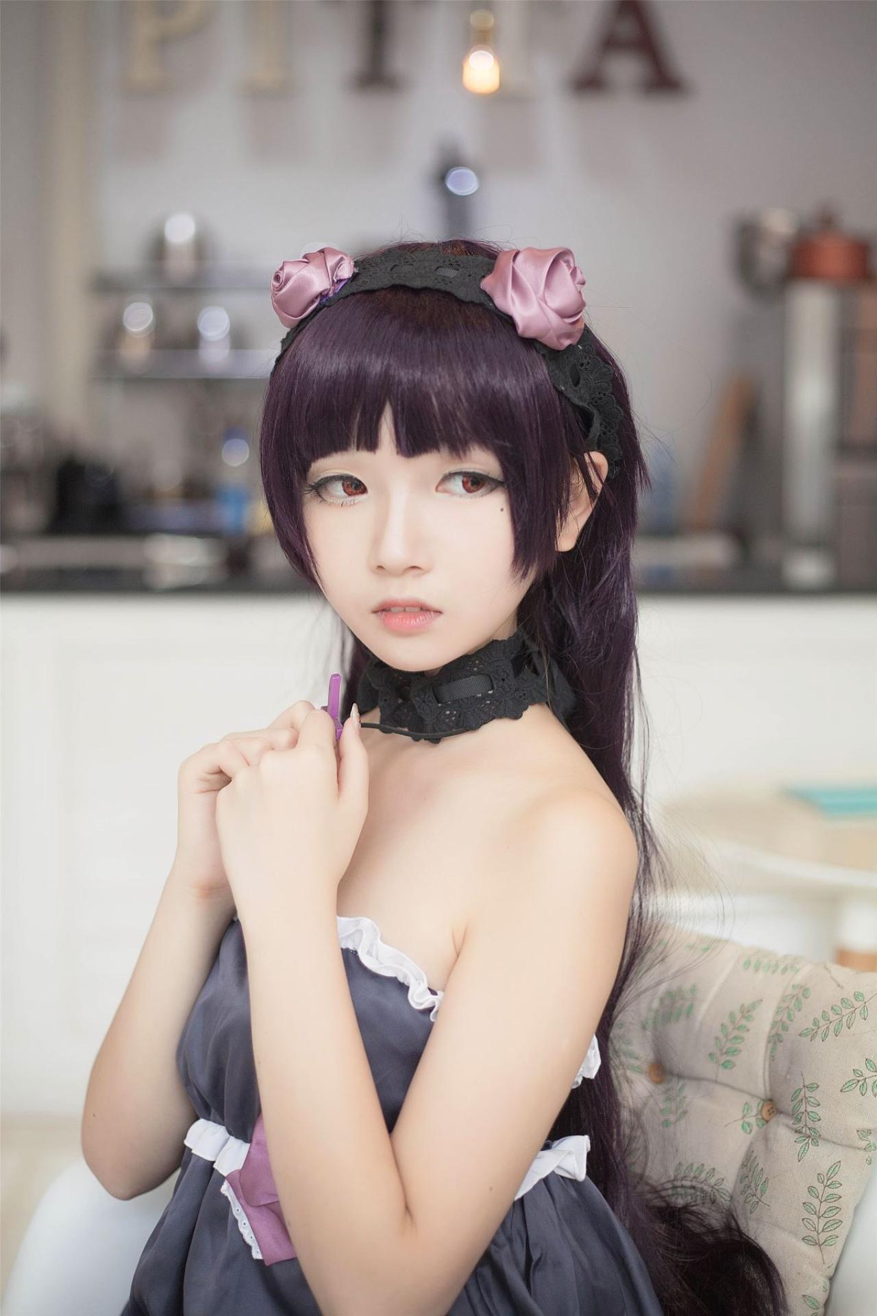 小圆脸雪雪扮演黑猫双手握着十字架