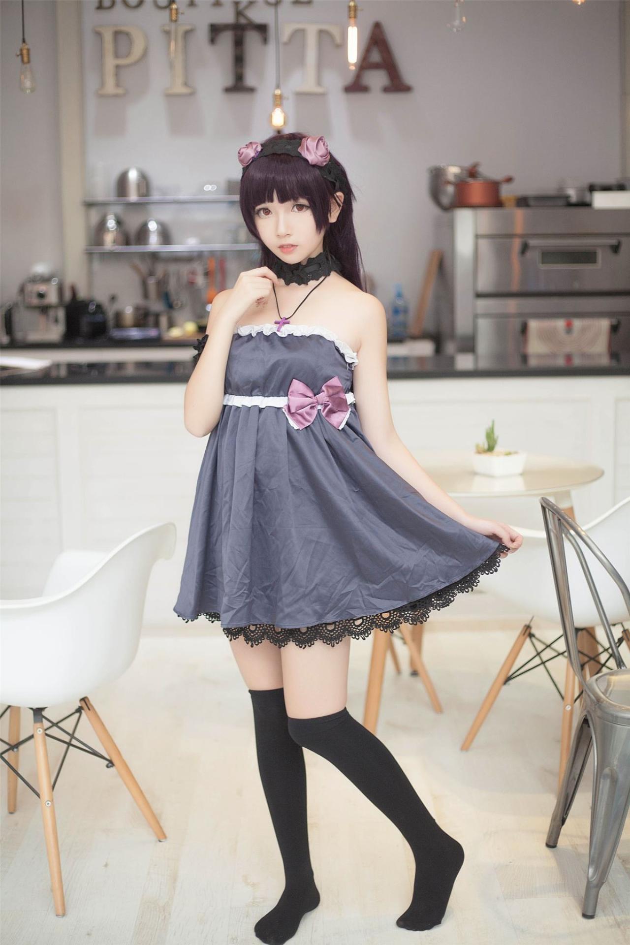 小圆脸雪雪扮演黑猫右手放在颈部，左手拎起裙角全身照