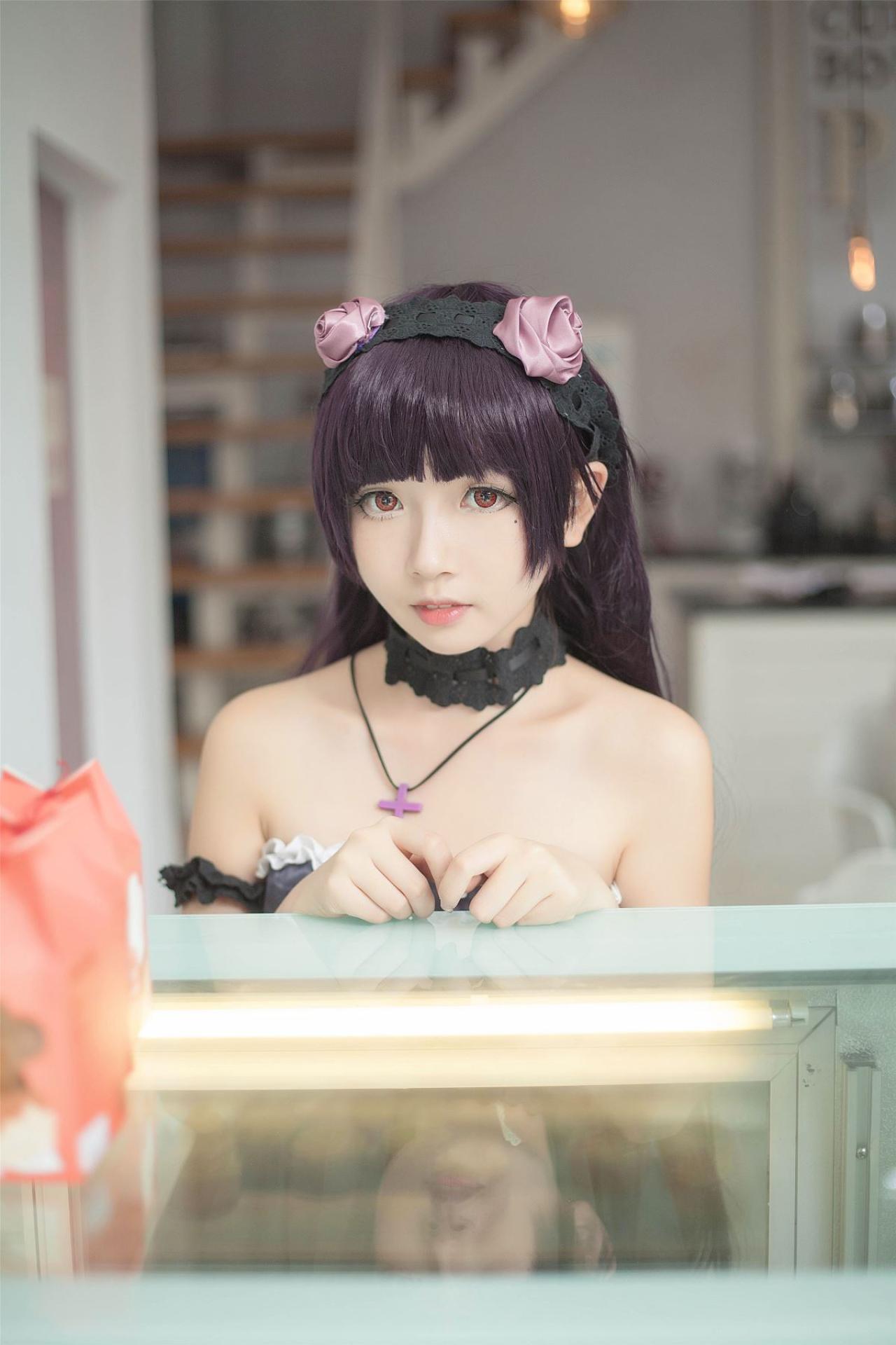 小圆脸雪雪扮演黑猫扒在柜上