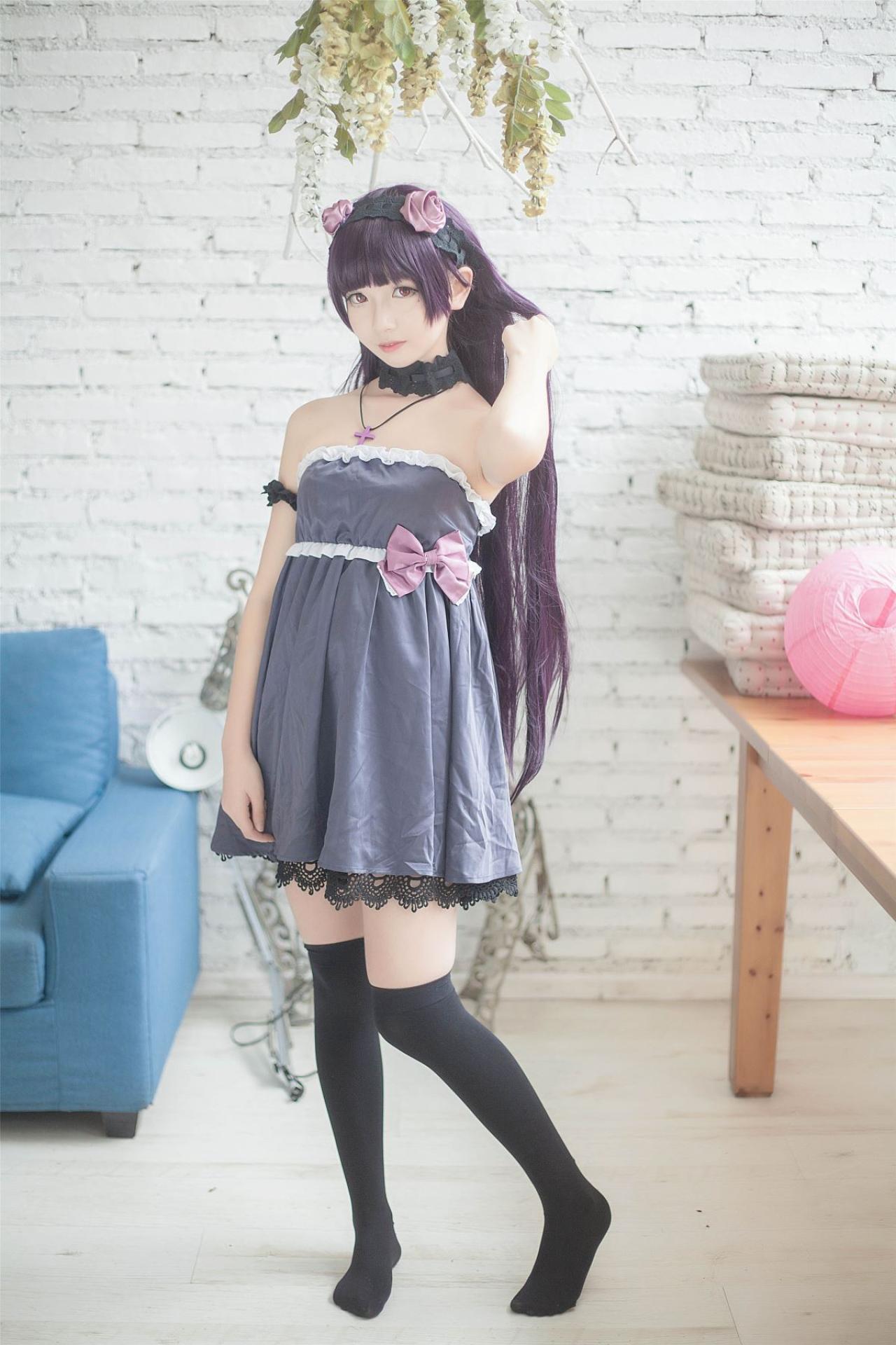 小圆脸雪雪扮演黑猫轻抚头发的全身照