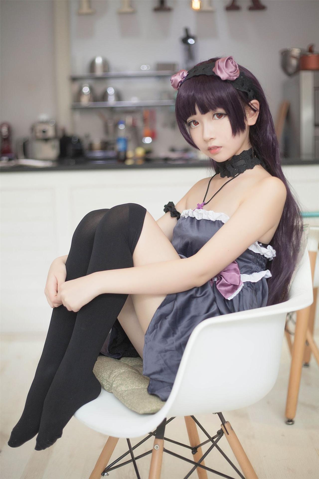 小圆脸雪雪扮演黑猫双手抱膝坐在椅子上