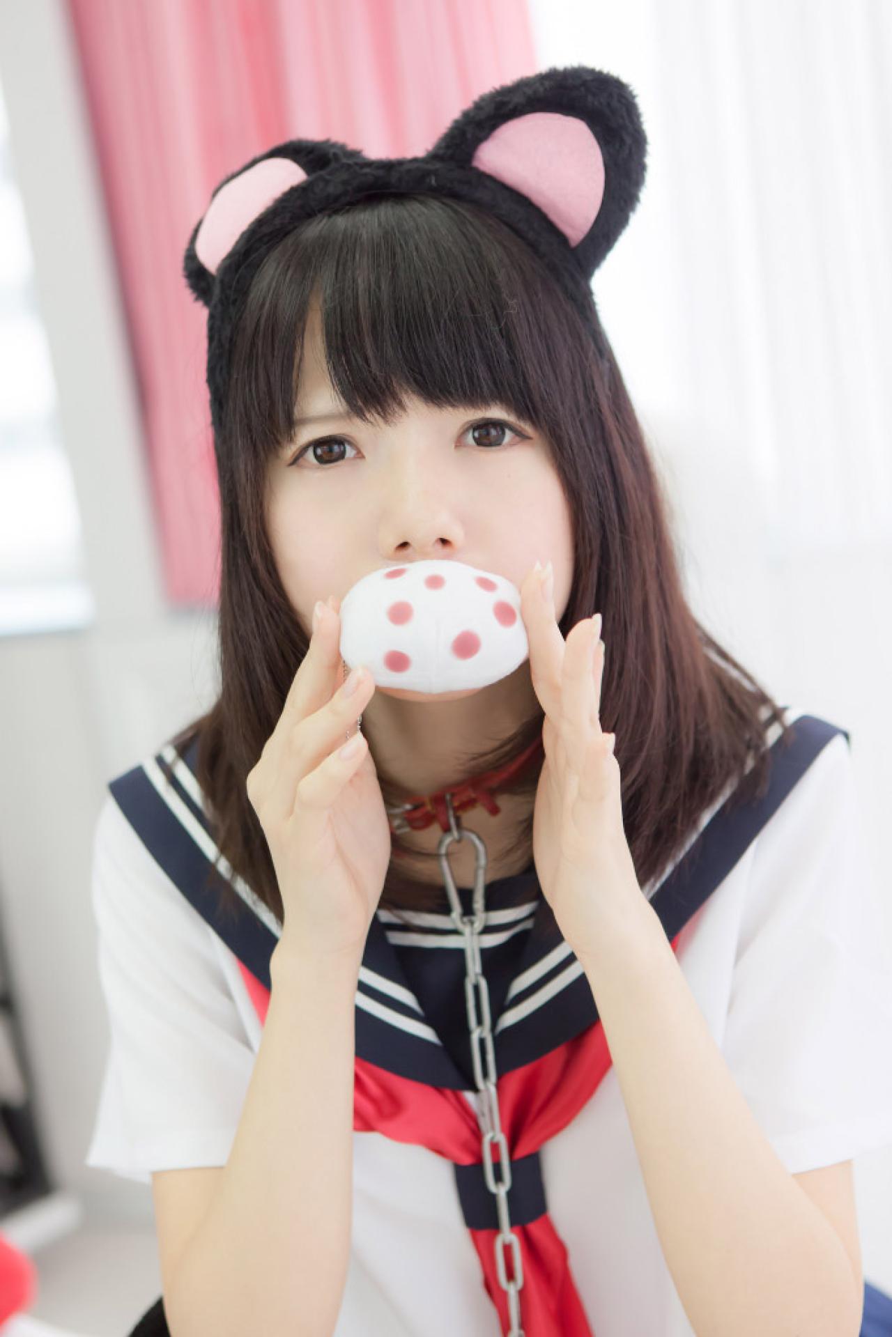 あっきん穿着水手服，双手捧起包子，吃包卖萌照