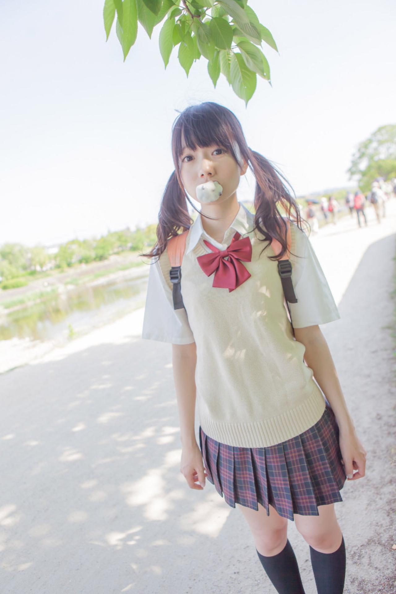 あっきん披着双马尾头发，背着双肩包上学路上吃包卖萌