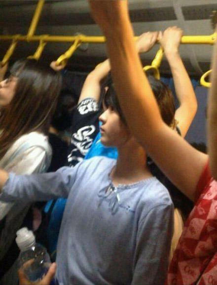 公交萌妹的侧脸