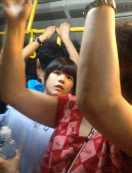 公交萌妹的侧脸抬头向上看