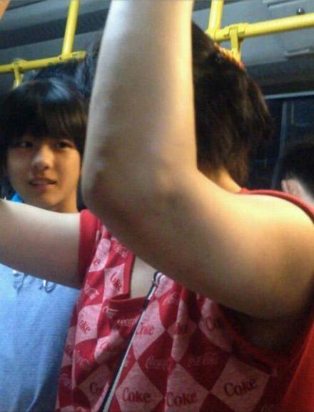 公交萌妹和大妈对视