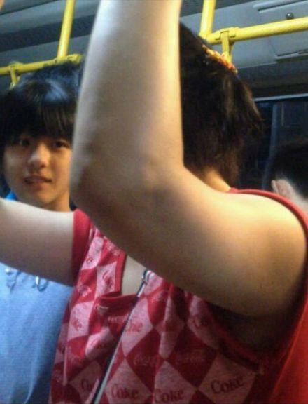 公交萌妹和大妈对视