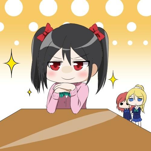 矢泽妮可双手撑下巴扒桌淡定的仿P站表情（绚濑绘里、西木野真姬在身后看着）