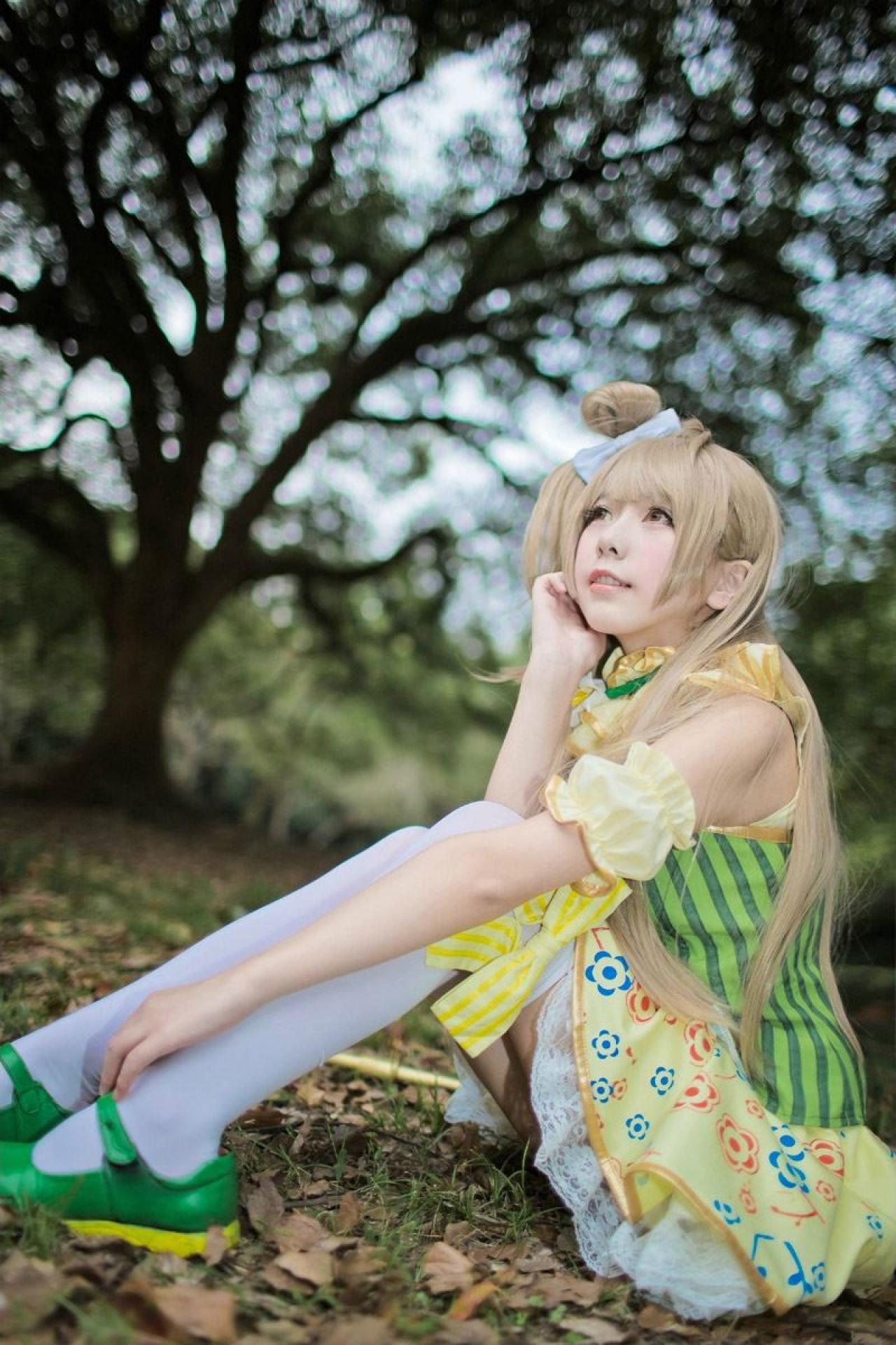 胡纸姐姐扮演南小鸟坐在地上45度角仰望天空