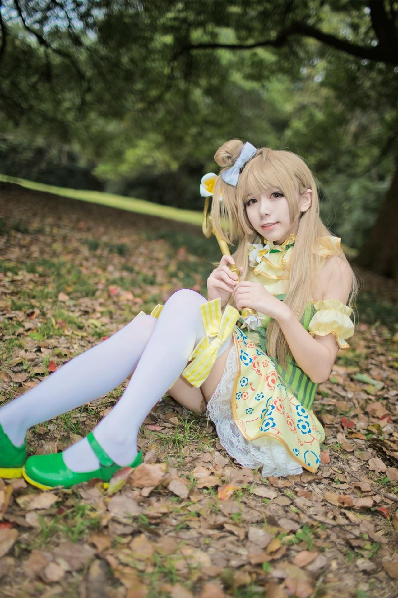 胡纸姐姐扮演南小鸟双手拿着风铃花手杖的底部坐在落叶堆上