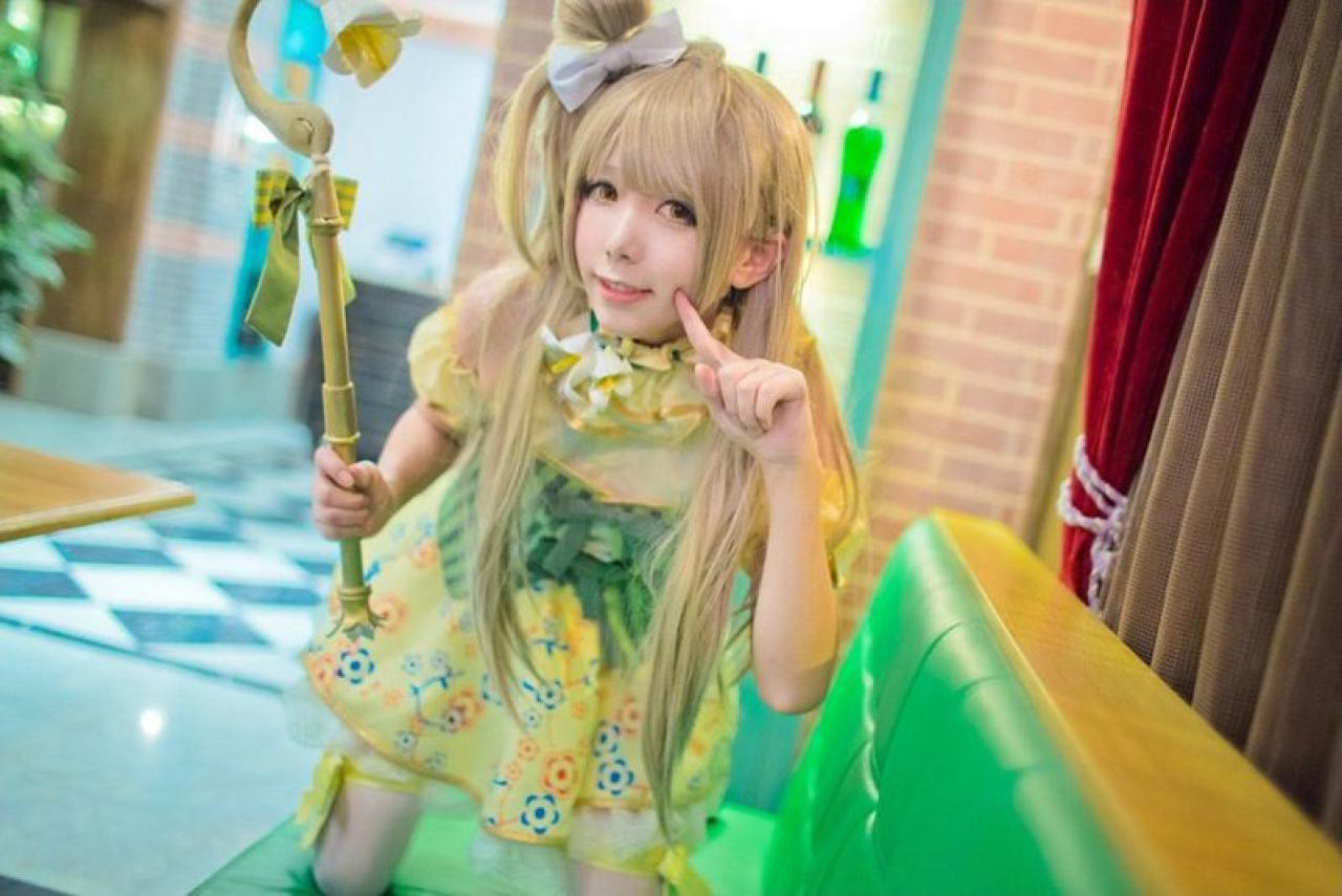 胡纸姐姐扮演南小鸟右手拿着手杖，左手食指戳脸卖萌