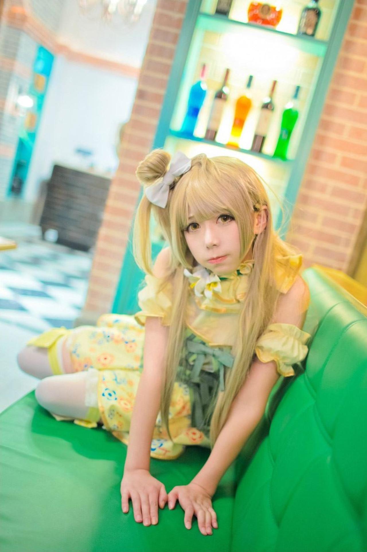 胡纸姐姐扮演南小鸟侧身双手撑着扒在样子上，嘟嘴卖萌