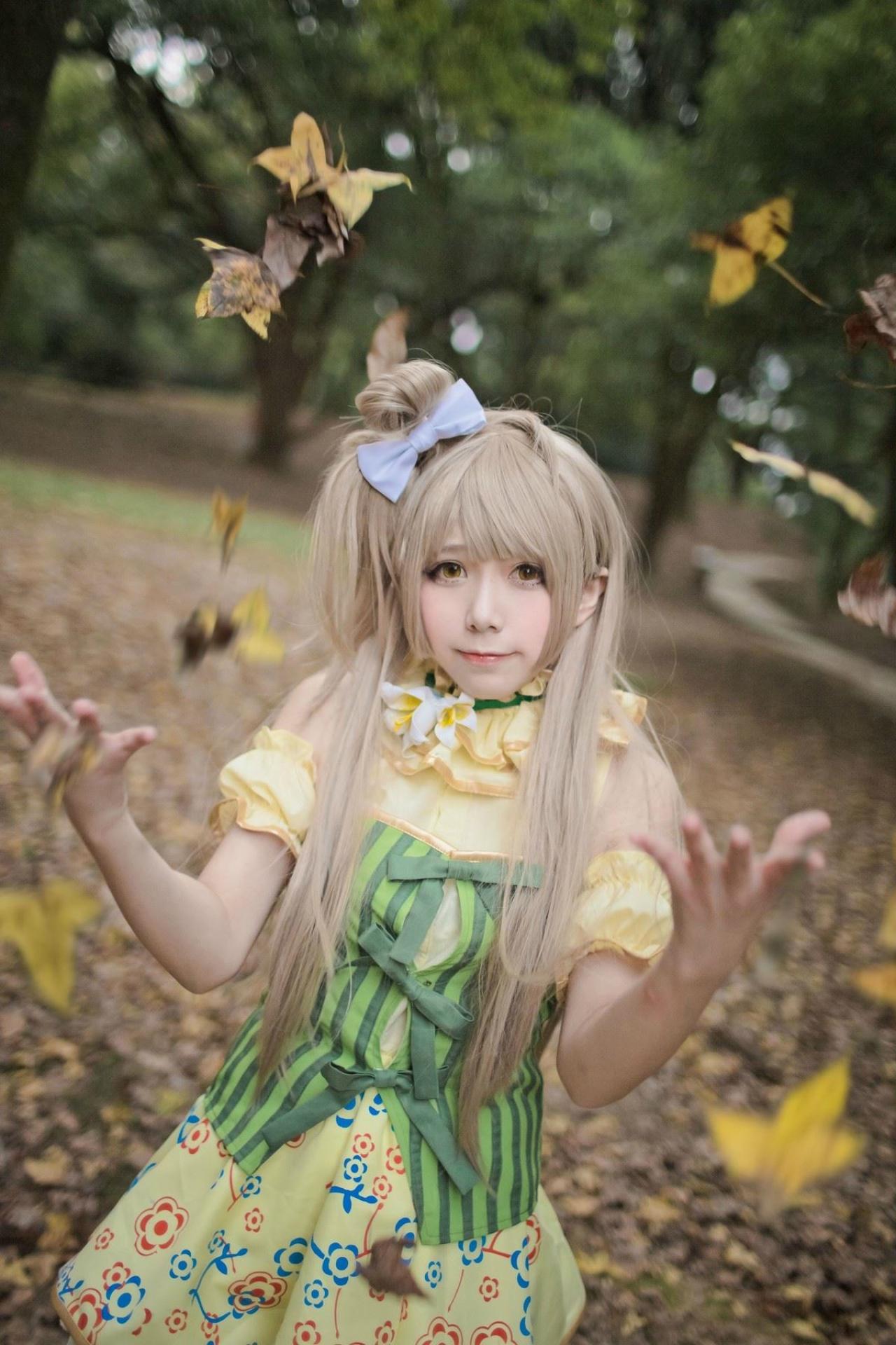 胡纸姐姐扮演南小鸟在植物园中，落叶围绕人物飘飞的情景