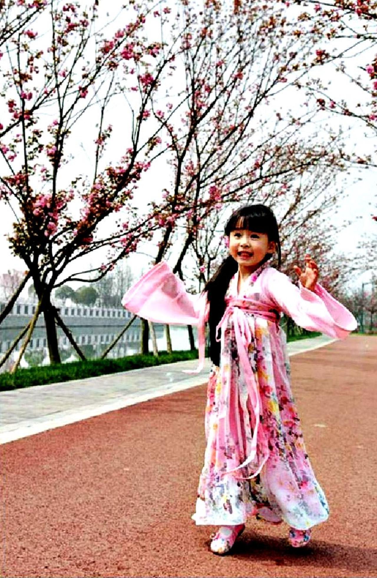 果果穿着汉服兴高采烈的跑过来